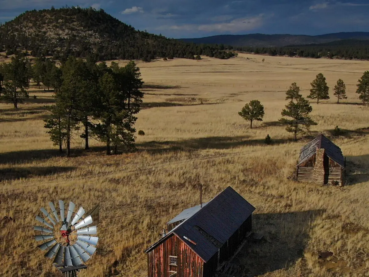 Elliot-S-Barkers-cabin-on-Vermejo-photo-by-Ben-Clark