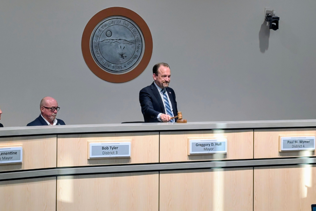 Rio Rancho Mayor Gregg Hull adjourns his final Governing Body meeting on April 23. (Kevin Hendricks)