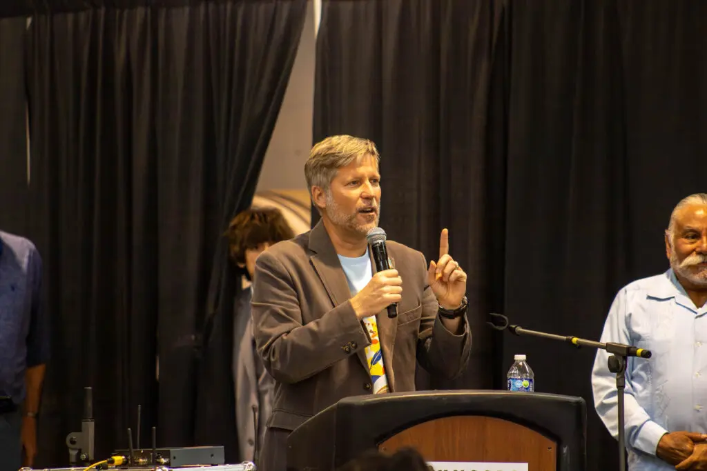 Tim Keller speaking at Voces de la Comunidad 