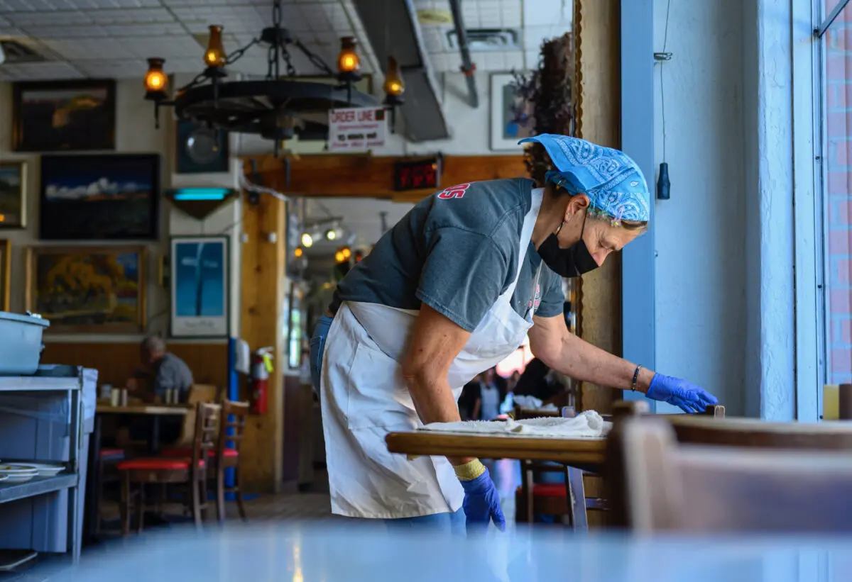 Restaurant workers continue to work the lunch hour at Frontier Restaurant near UNM Tuesday afternoon. Photo by Roberto E. Rosales for the Paper