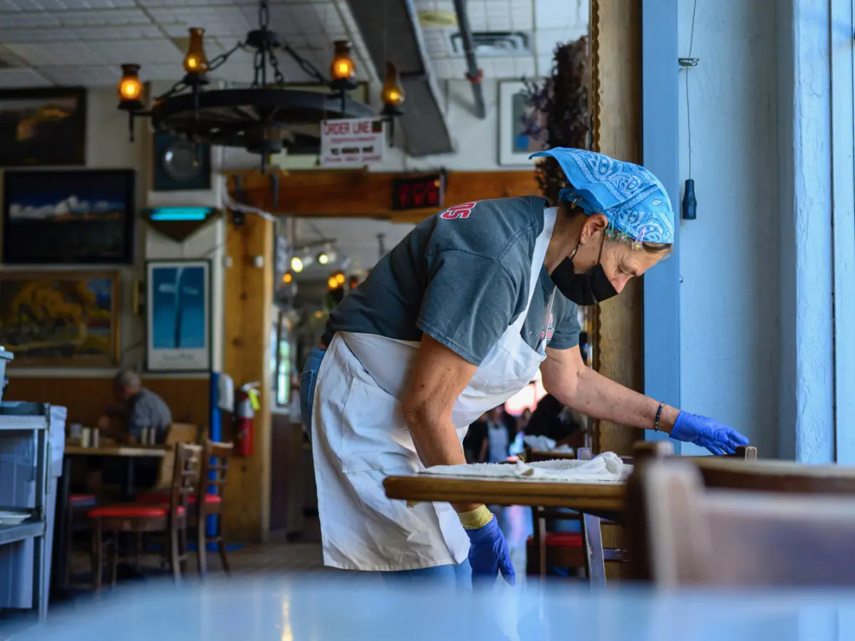 Restaurant workers continue to work the lunch hour at Frontier Restaurant near UNM Tuesday afternoon. Photo by Roberto E. Rosales for the Paper