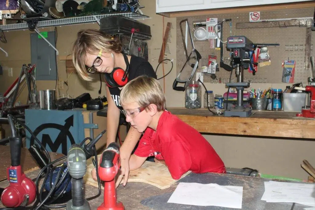 Kids building a robot at R4 Creating (Courtesy of Shelly Gruenig)
