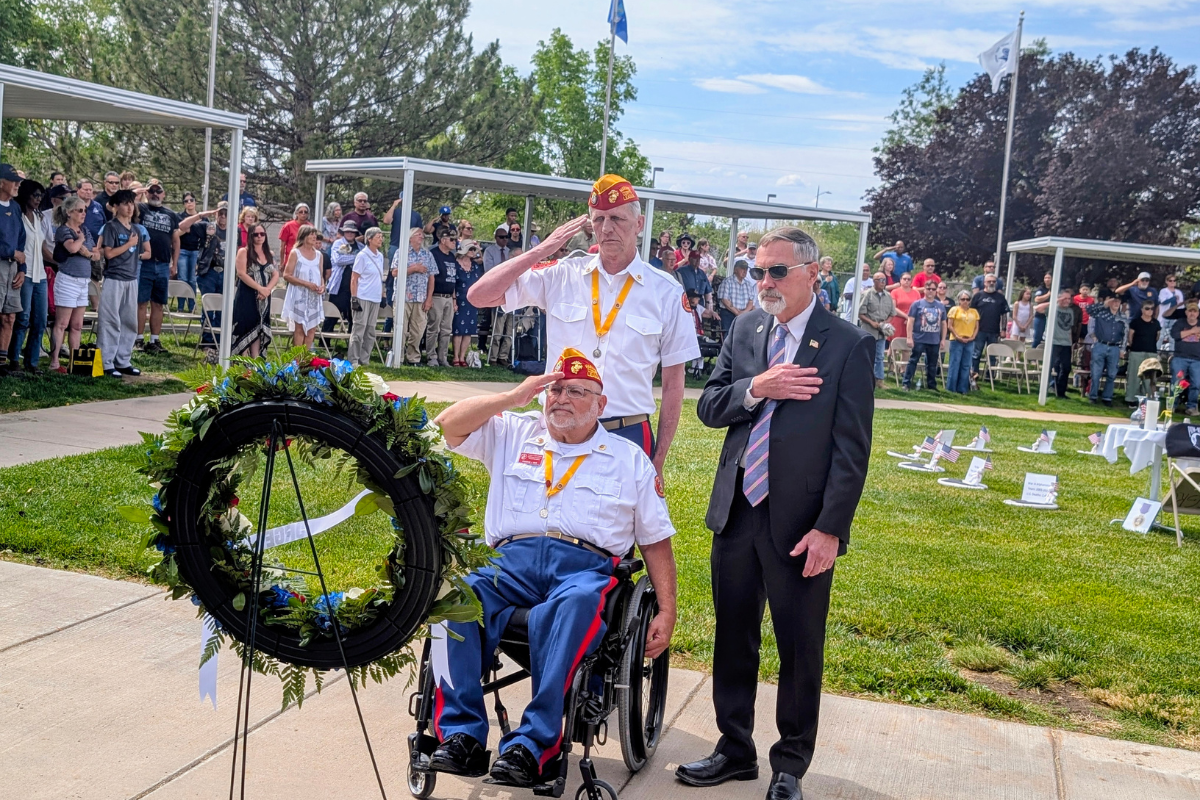 Frank Rue, a Vietnam-era Marine and New Mexico commandant of the Marine Corps League, and Mayor Wymer present a ceremonial wreath during the Memorial Day service — a traditional tribute symbolizing remembrance and honor for the fallen. (Kevin Hendricks)