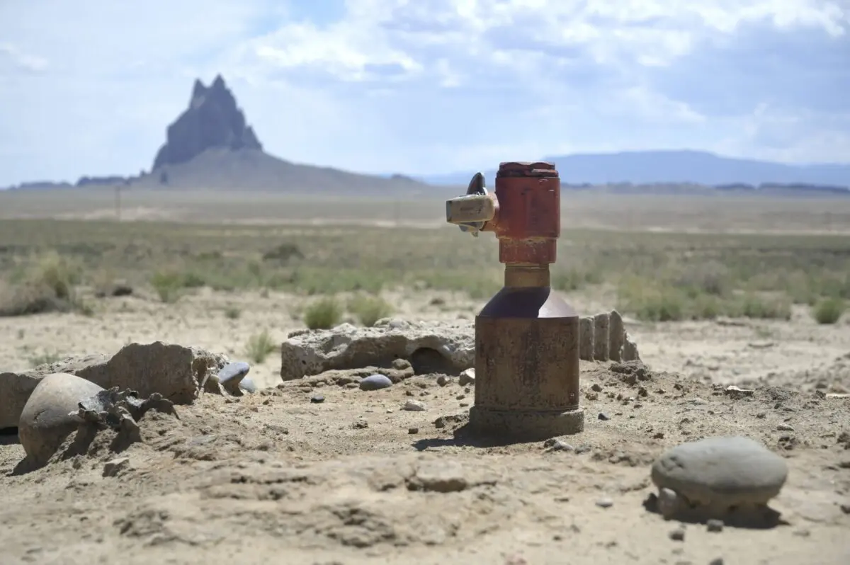 An undocumented wellhead sits in the Rattlesnake Oil Field near Shiprock, New Mexico. A proposed natural gas pipeline would pass about a mile north of this spot, carrying the fossil fuel across the Navajo Nation. Photo: Jerry Redfern.