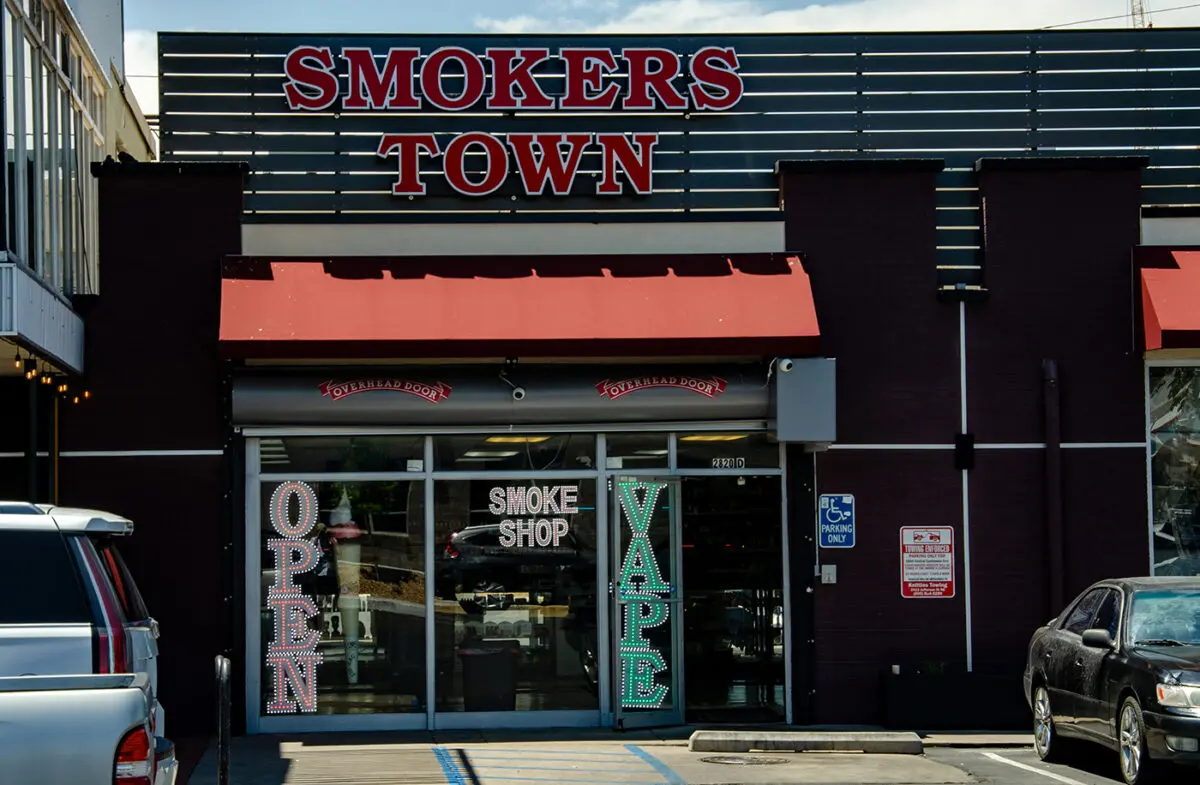 A storefront for Smokers Town sits across from the University of New Mexico campus along Central Avenue. Under a newly proposed city ordinance, future smoke shops would face strict buffer zones preventing them from opening near existing cannabis dispensaries or other nicotine retailers. (Jesse Jones)