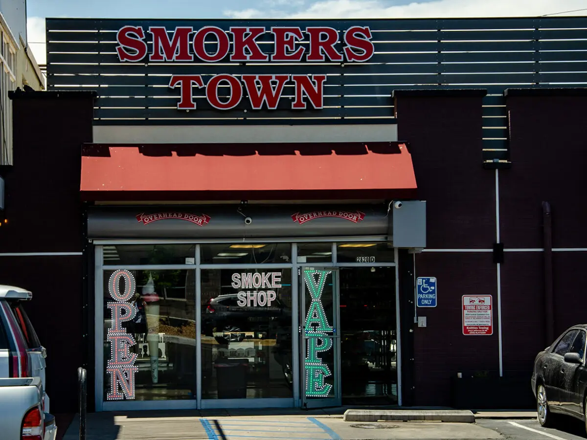 A storefront for Smokers Town sits across from the University of New Mexico campus along Central Avenue. Under a newly proposed city ordinance, future smoke shops would face strict buffer zones preventing them from opening near existing cannabis dispensaries or other nicotine retailers. (Jesse Jones)