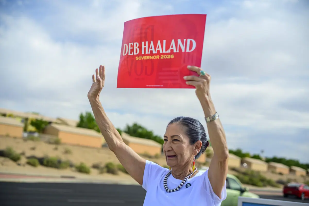 Democratic gubernatorial candidate Deb Haaland campaigns along Coors Blvd in Albuquerque’s westside Tuesday morning near the Andalucia Shopping Center. Photo by Roberto E. Rosales for the Paper