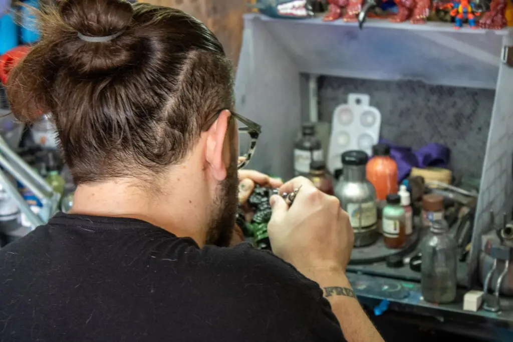 Mikee Riggs airbrushing a figure (Photo by Sara Atencio-Gonzales)