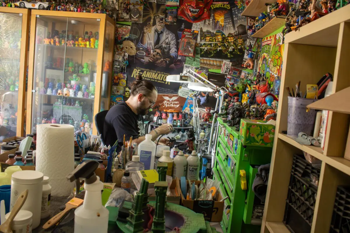 Mikee Riggs in his studio (Photo by Sara Atencio-Gonzales)