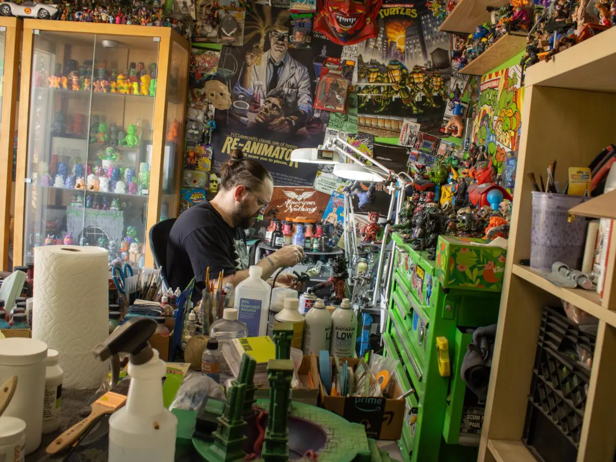 Mikee Riggs in his studio (Photo by Sara Atencio-Gonzales)