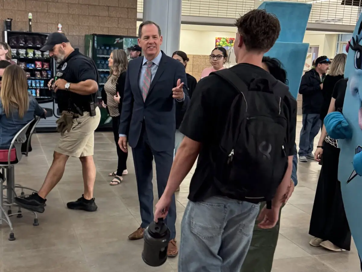 RRPS Superintendent Robert Dodd talks with students. (RRPS)
