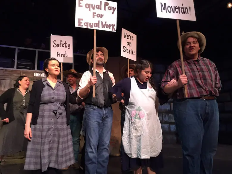 Actors on stage for Esperanza (Courtesy of Teatro Paraguas)