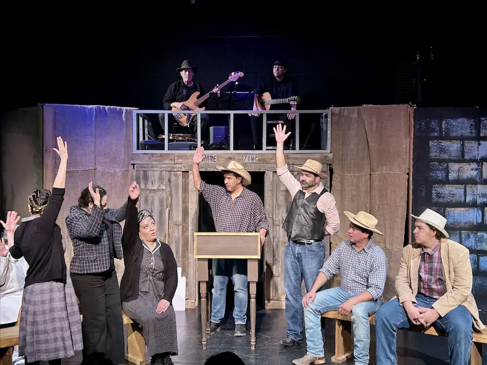 Actors on stage for a performance of Esperanza (Courtesy of Teatro Paraguas)
