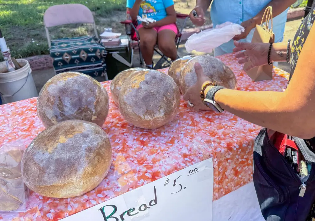 A customer purchasing bread at the Indigenous Farmers Market (Photo by Sara Atencio-Gonzales)
