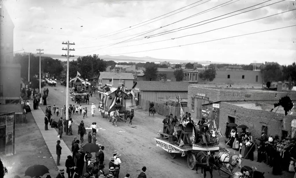Territorial Fair Parade
ca. 1892
Albuquerque Museum
(Courtesy of the Albuquerque Museum)