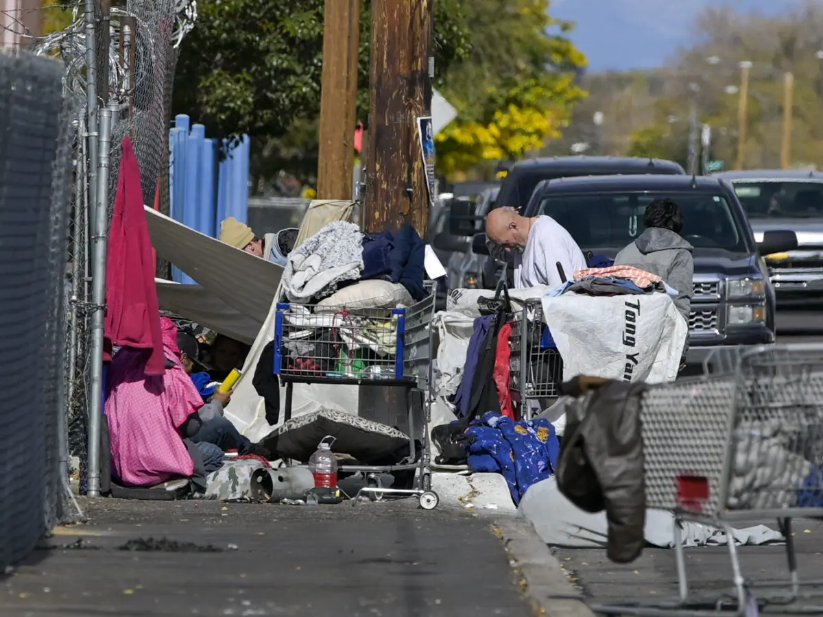 People experiencing homelessness camp on a city sidewalk in Albuquerque’s International District this past summer. Photo by Roberto E. Rosales for the Paper