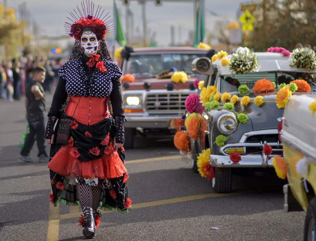The Muertos y Marigold parade (Photo by Roberto Rosales) 