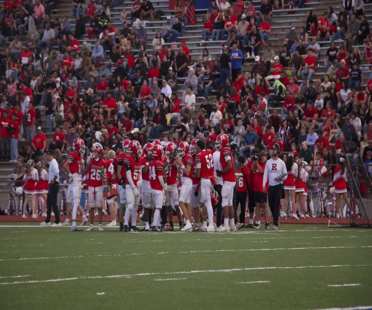 Roswell breaks the huddle in front of the "red sea."