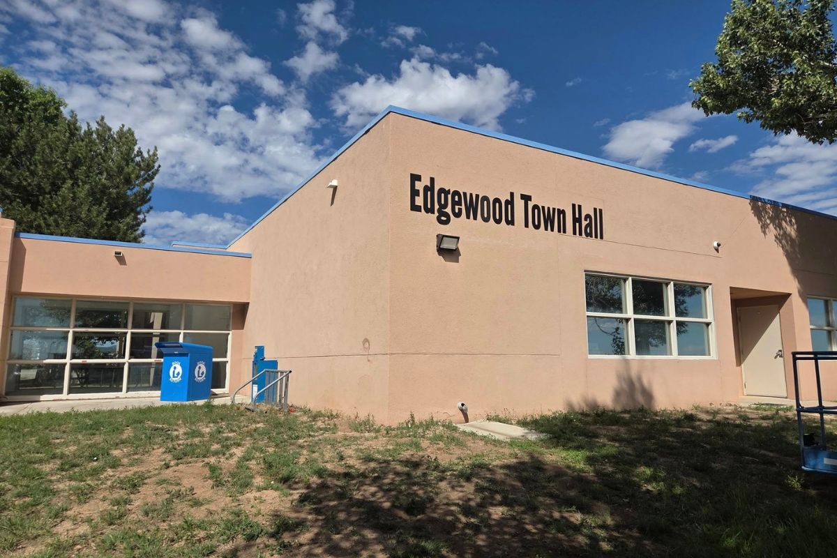 The Town of Edgewood is drafting an ordinance to restrict large grass areas and regulate future golf course development as officials grapple with declining water resources in the semi-arid region.