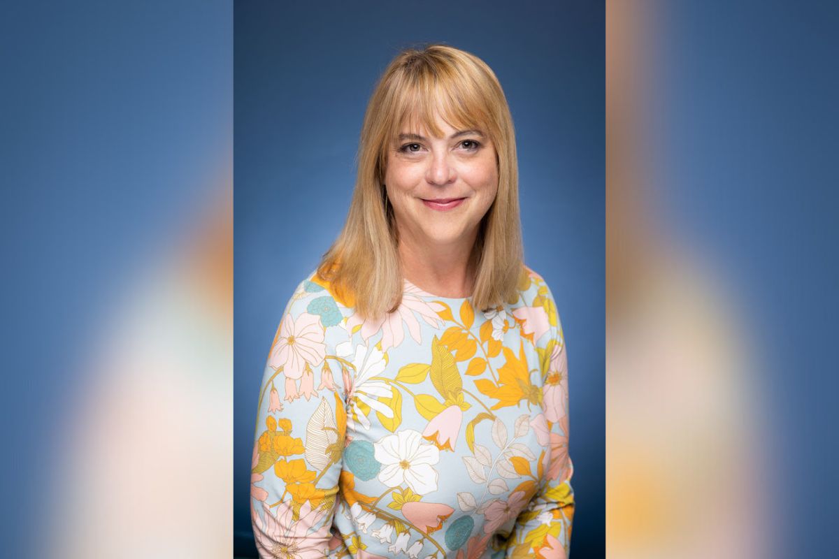 Bernalillo County Commissioner Eric Olivas has recognized Lisa Davis, former president of the East Mountain Coalition of Neighborhood Associations, for her leadership and community advocacy in District 5.