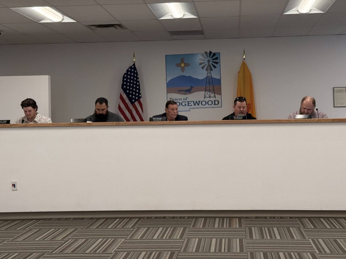 Edgewood mayor withdraws resignation, but commission schedules replacement vote anyway