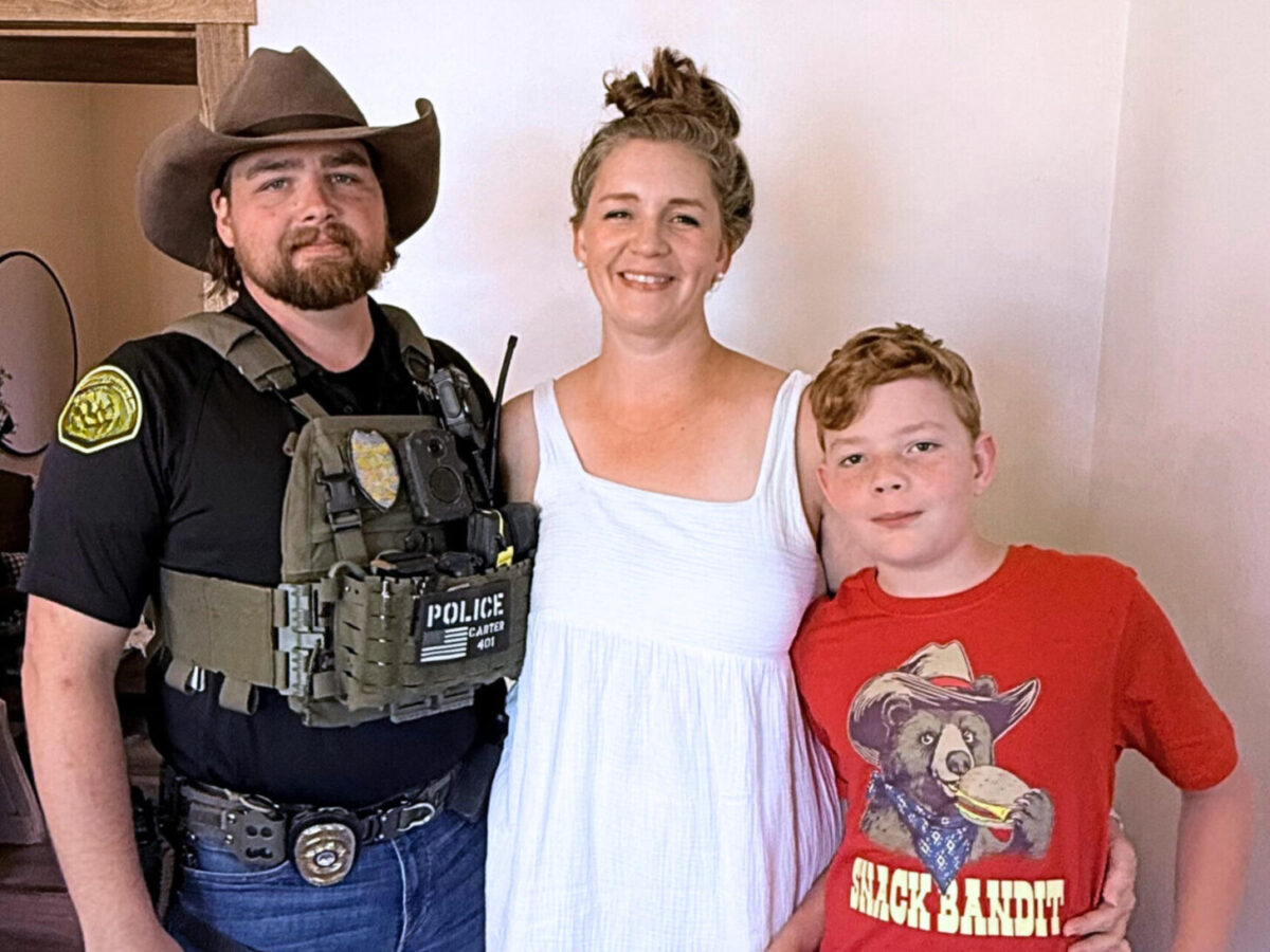 Estancia Police Chief Tom Carter (l) and family